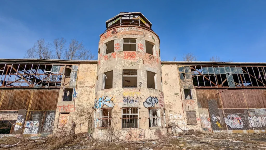 Ehemaliges Bücker-Werksgelände in Rangsdorf: polygonaler, turmartiger Mittelteil eines Gebäudes