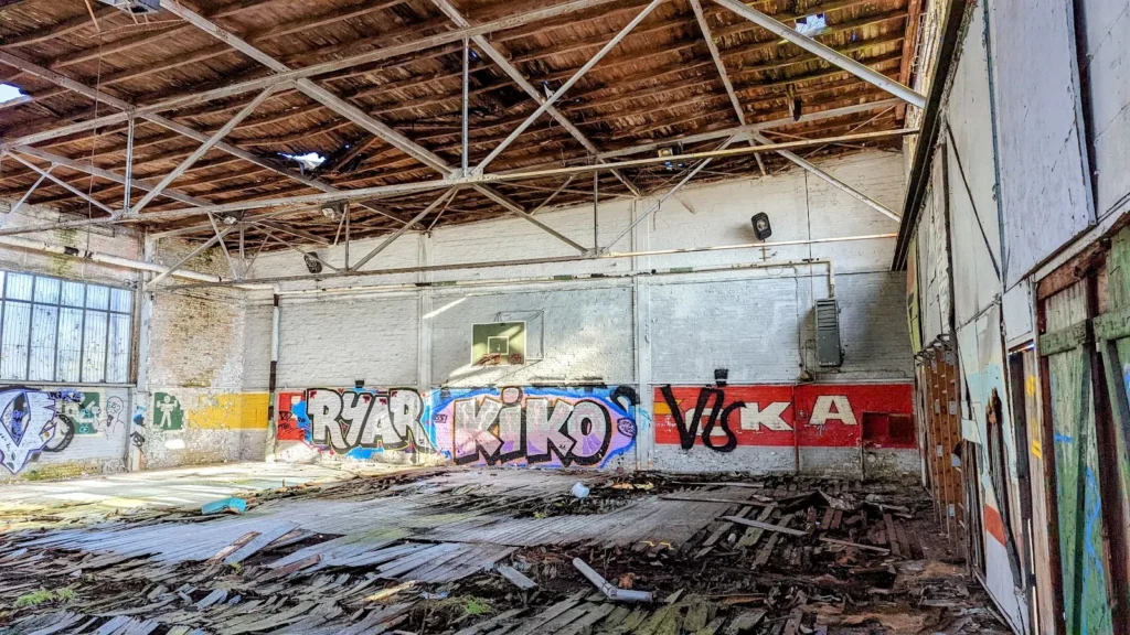 Ehemaliges Bücker-Werksgelände in Rangsdorf: beschädigte Halle mit Dachträgern und Graffiti