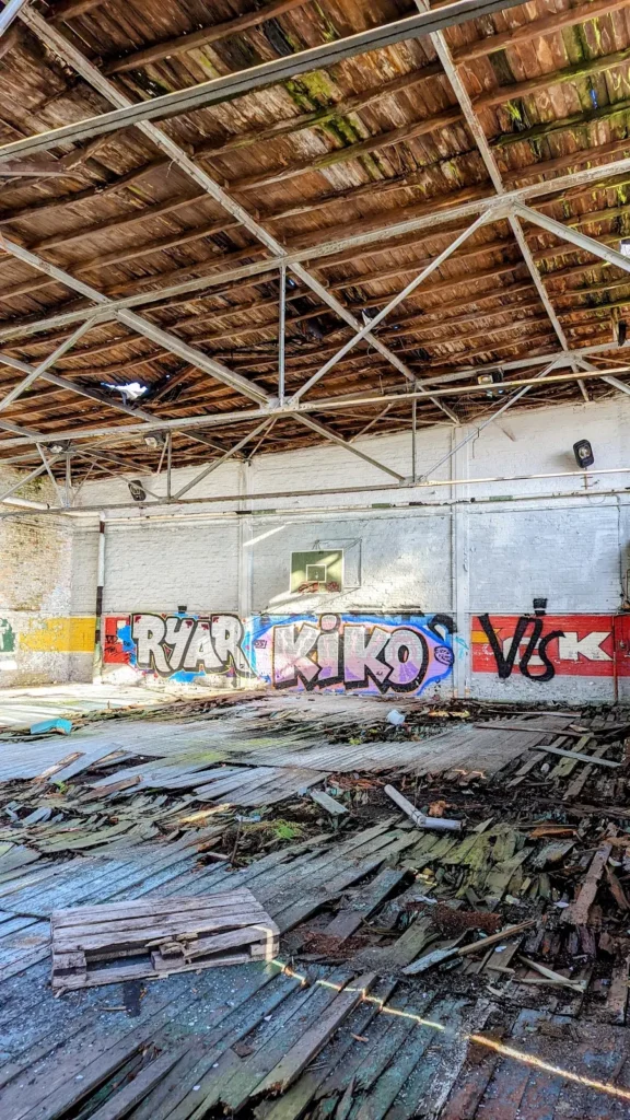 Ehemaliges Bücker-Werksgelände in Rangsdorf: beschädigte Halle mit Dachträgern und Graffiti