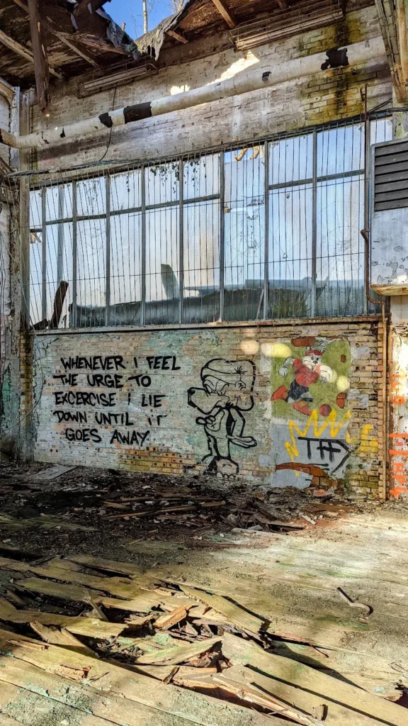Ehemaliges Bücker-Werksgelände in Rangsdorf: Halle mit Stahldächern und Graffiti