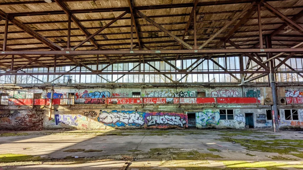 Ehemaliges Bücker-Werksgelände in Rangsdorf: Halle mit Stahldächern und Graffiti