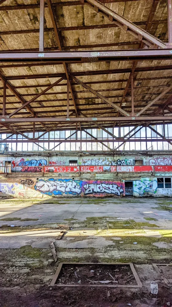 Ehemaliges Bücker-Werksgelände in Rangsdorf: Halle mit Stahldächern und Graffiti