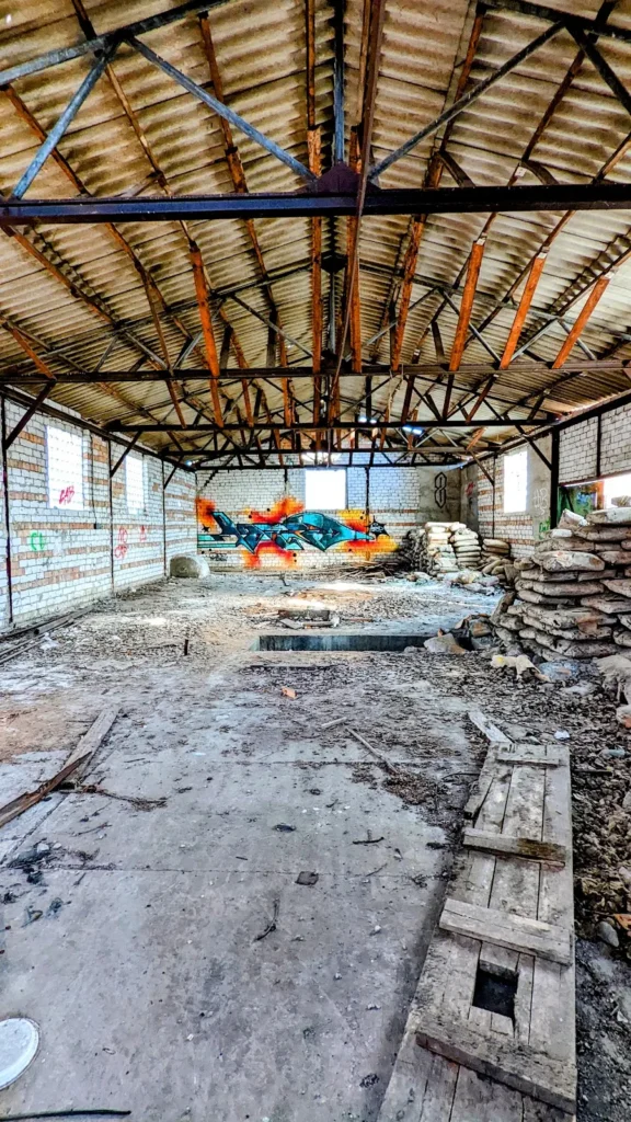 Ehemaliges Bücker-Werksgelände in Rangsdorf: Halle mit Stahldächern und Graffiti