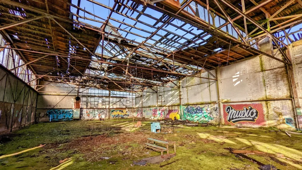 Ehemaliges Bücker-Werksgelände in Rangsdorf: Halle mit Stahldächern und Graffiti