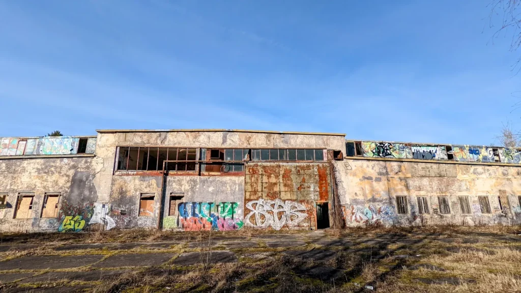 Ehemaliges Bücker-Werksgelände in Rangsdorf: Halle mit Stahldächern und Graffiti