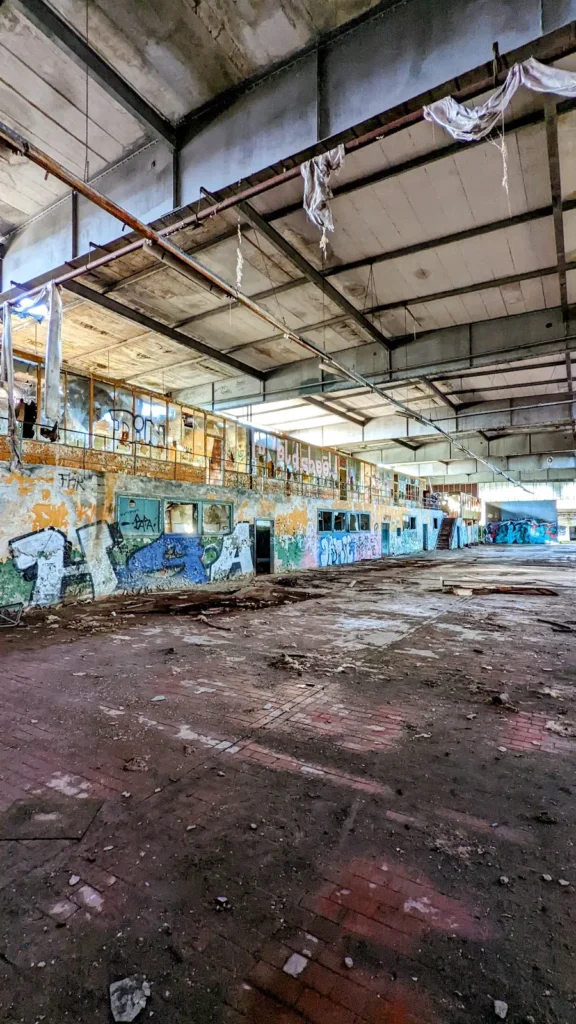 Ehemaliges Bücker-Werksgelände in Rangsdorf: Halle mit Stahldächern und Graffiti