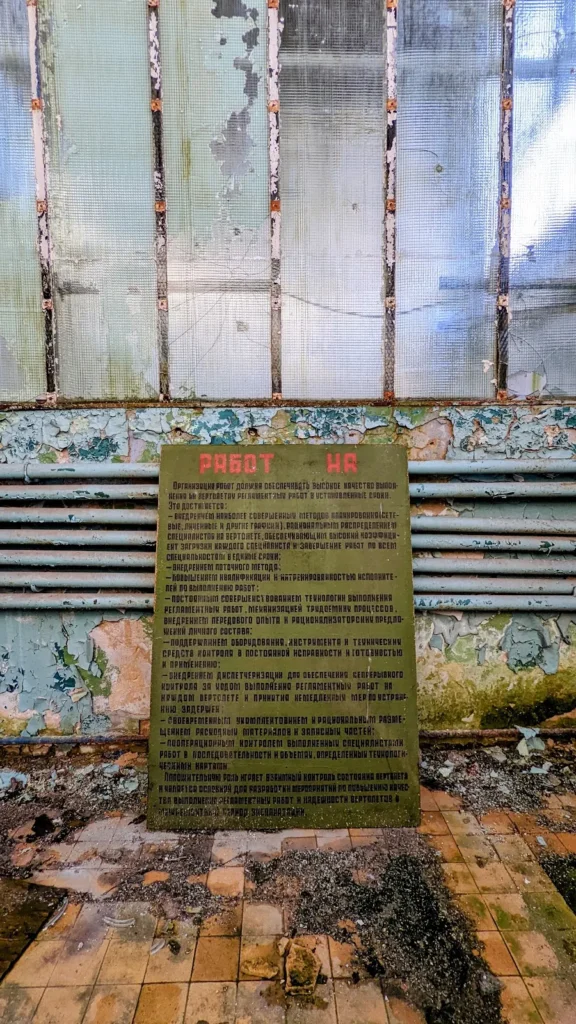 Ehemaliges Bücker-Werksgelände in Rangsdorf: verwitterte Tafel mit kyrillischer Schrift