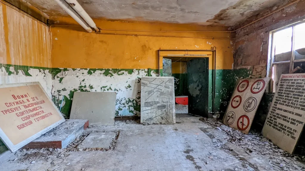 Ehemaliges Bücker-Werksgelände in Rangsdorf: Hallenraum und Bauteile