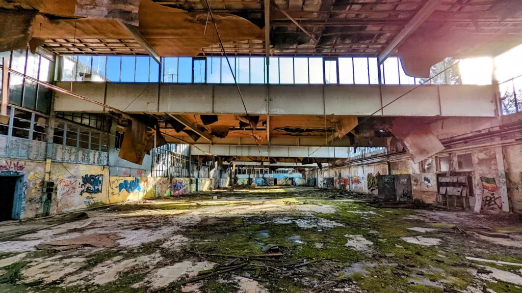 Ehemaliges Bücker-Werksgelände in Rangsdorf: Hallenraum und Bauteile