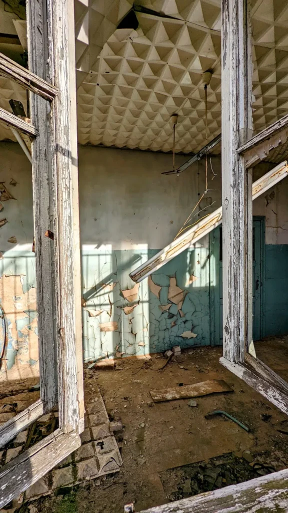 Ehemaliges Bücker-Werksgelände in Rangsdorf: Hallenraum und Bauteile