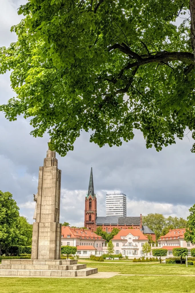 Blick über den Anger in Frankfurt (Oder) mit dem Sowjetischen Ehrenmal und der Gertraud-Kirche