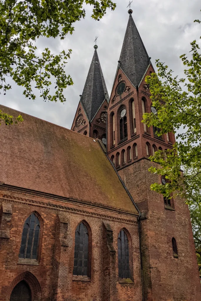 Friedenskirche mit zwei Backsteintürmen in Frankfurt (Oder)