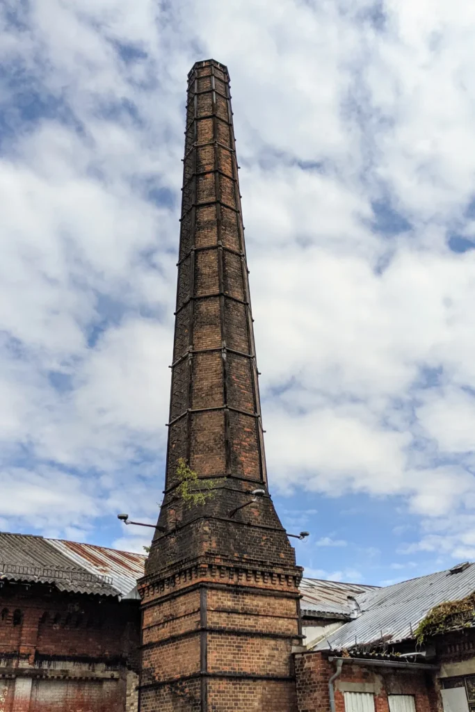 Backsteinschornstein und Hallen des alten Gaswerks in Frankfurt (Oder)