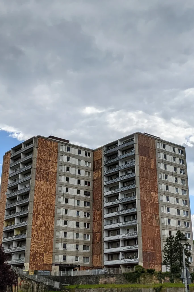 Wohnhochhaus mit braunen Fassadenplatten in Frankfurt (Oder)
