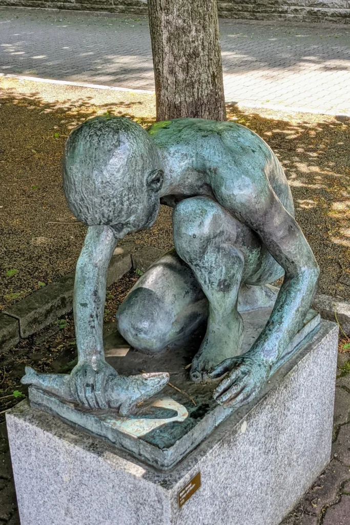 Bronzefigur „Junge mit Fisch“ von Walter Kreisel in Frankfurt (Oder)