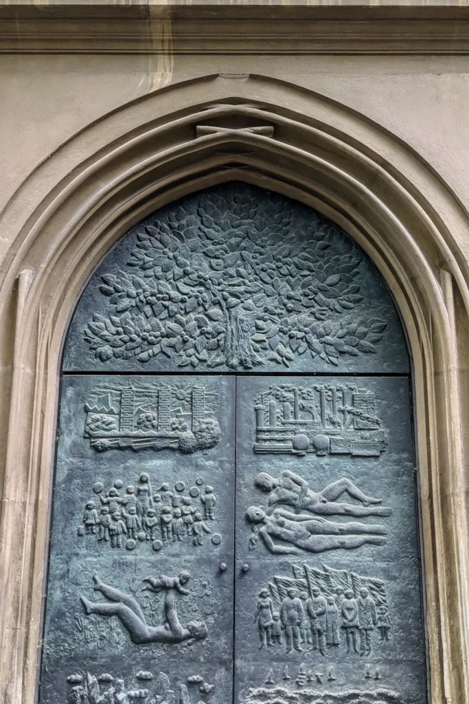 Bronzetür „Ernstes und Heiteres Tor“ von Axel Schulz an der Konzerthalle in Frankfurt (Oder)