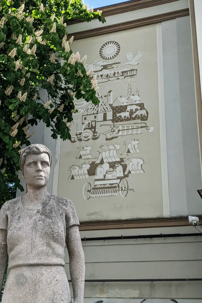 Betonfigur Trümmerfrau vor einem Wandbild am ehemaligen Lichtspieltheater in Frankfurt (Oder)