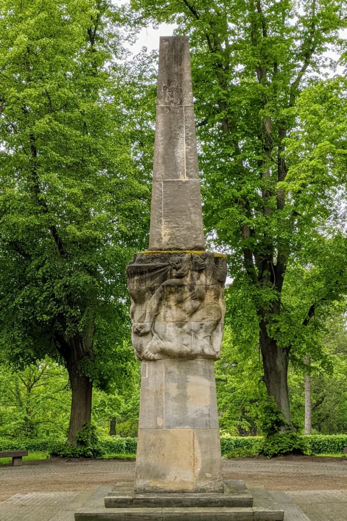 Obelisk „Die Toten mahnen“ von Friedemann Klos in Frankfurt (Oder)