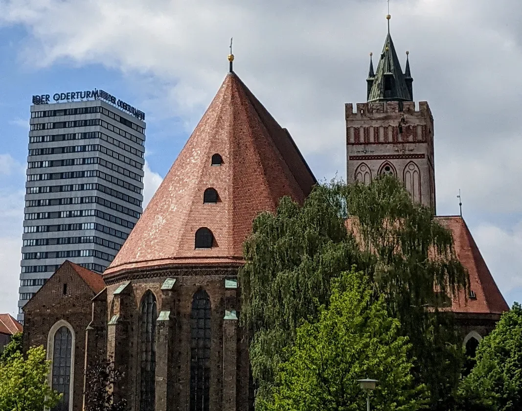 Oderturm und Marienkirche in Frankfurt (Oder) vom Ufer aus gesehen
