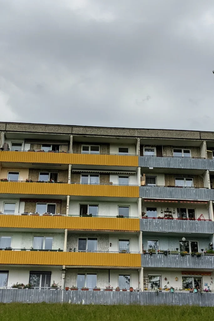 Plattenbau mit gelben und grauen Balkonen im Wohngebiet Hansa Nord in Frankfurt (Oder)