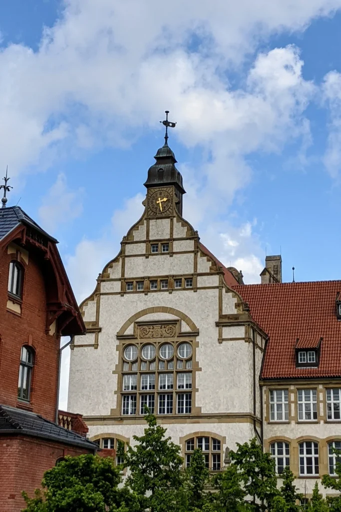 Schulgebäude mit Uhrturm in Frankfurt (Oder)
