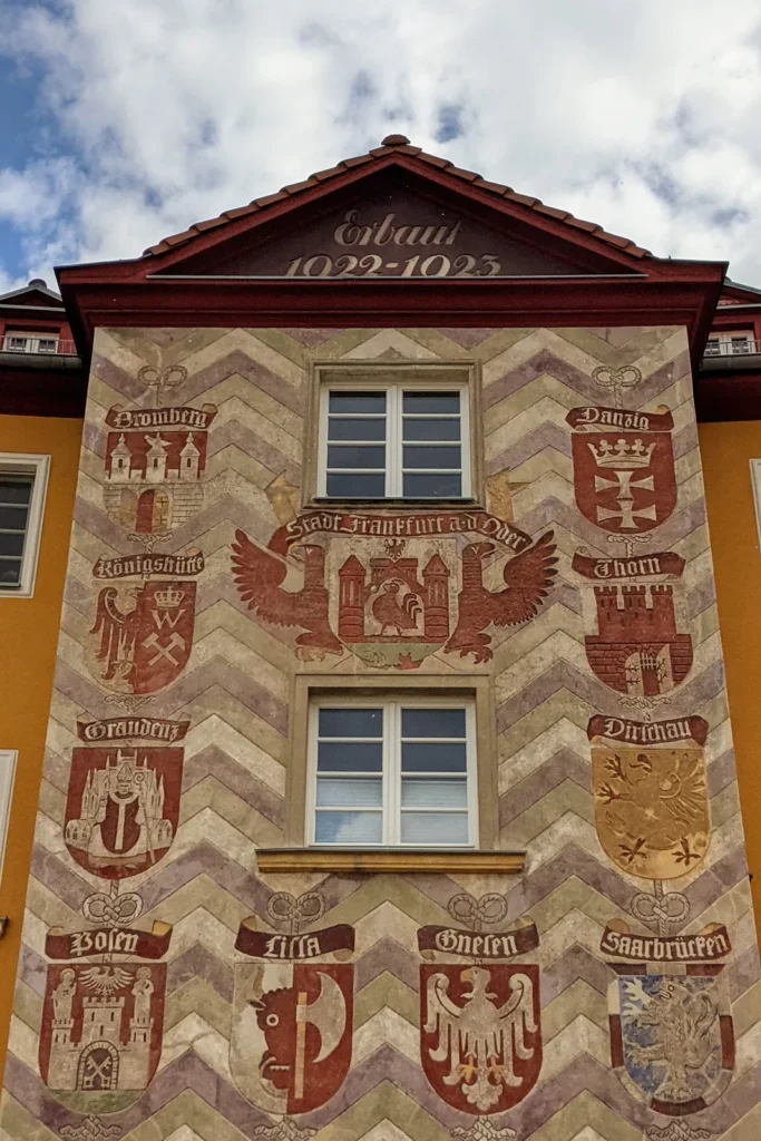 Giebel eines Wohnhauses mit Wappenfries in der Siedlung am Grünen Weg in Frankfurt (Oder)
