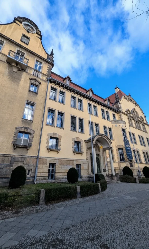 Neobarockes Schulgebäude des Gymnasiums Friedenau am Perelsplatz mit Eckturm und Säulenportal