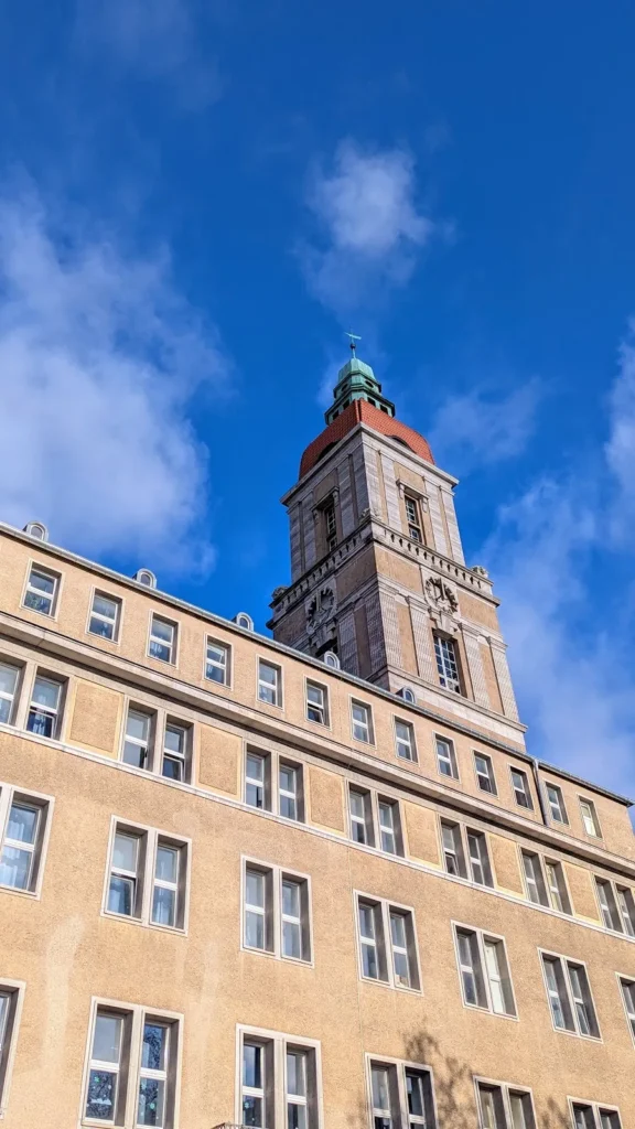 Rathaus Friedenau am Breslauer Platz mit hohem Turm über dem Putzbau