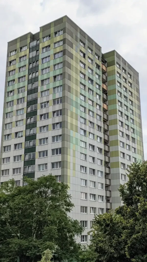 Hohes Plattenbau-Wohnhaus im Norden von Friedrichsfelde in der Nähe des Rosenfelder Rings, von unten gesehen