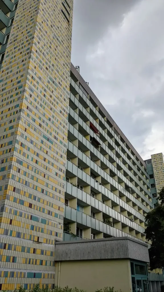Lange Plattenbauzeile mit Fliesen- und Mosaikfassade im früheren Hans-Loch-Viertel in Friedrichsfelde