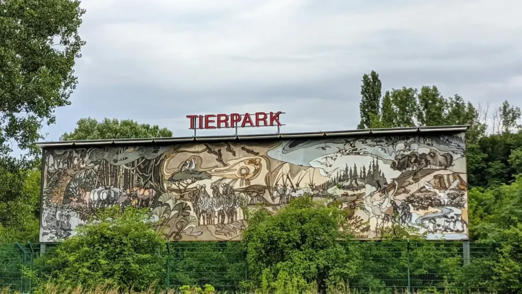 Wand mit großem Relief und dem Schriftzug Tierpark im Norden von Friedrichsfelde