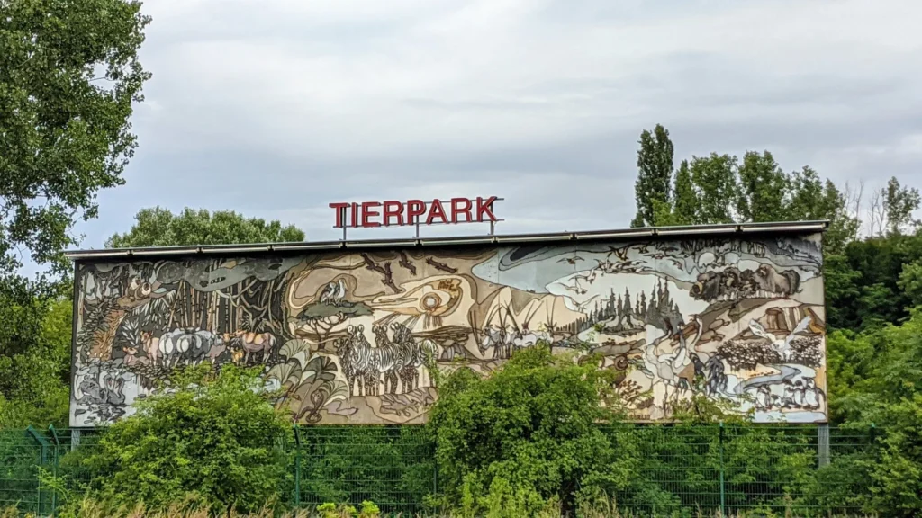 Wandbild mit Tierpark-Schriftzug an der Straße Alt-Friedrichsfelde