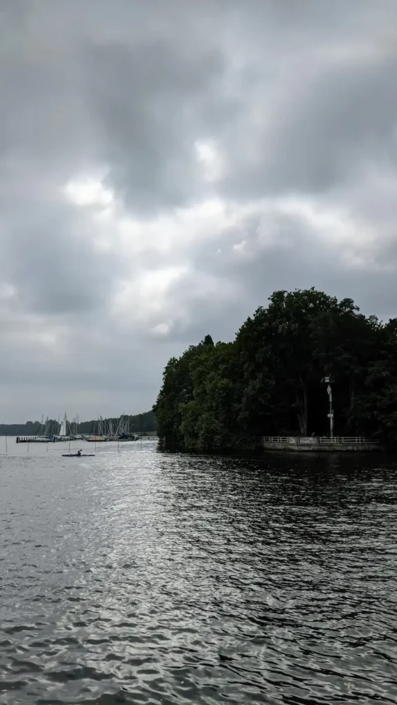 Blick vom Ufer in Friedrichshagen nahe dem Spreetunnel über den Müggelsee mit einer kleinen Insel