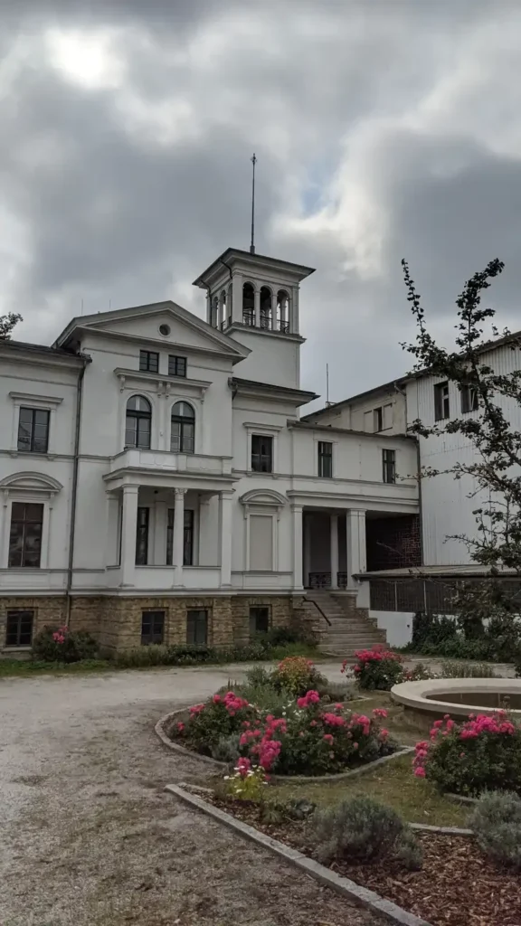 Weiße Villa mit Türmchen in der Josef-Nawrocki-Straße in Friedrichshagen