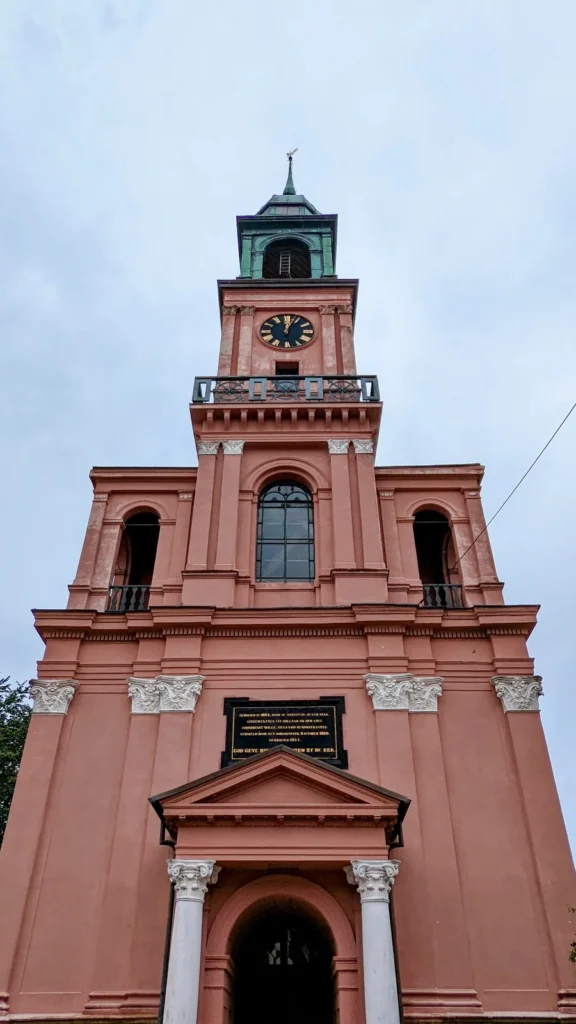 Remonstrantenkirche mit lachsrosa Fassade und Uhrenturm in Friedrichstadt