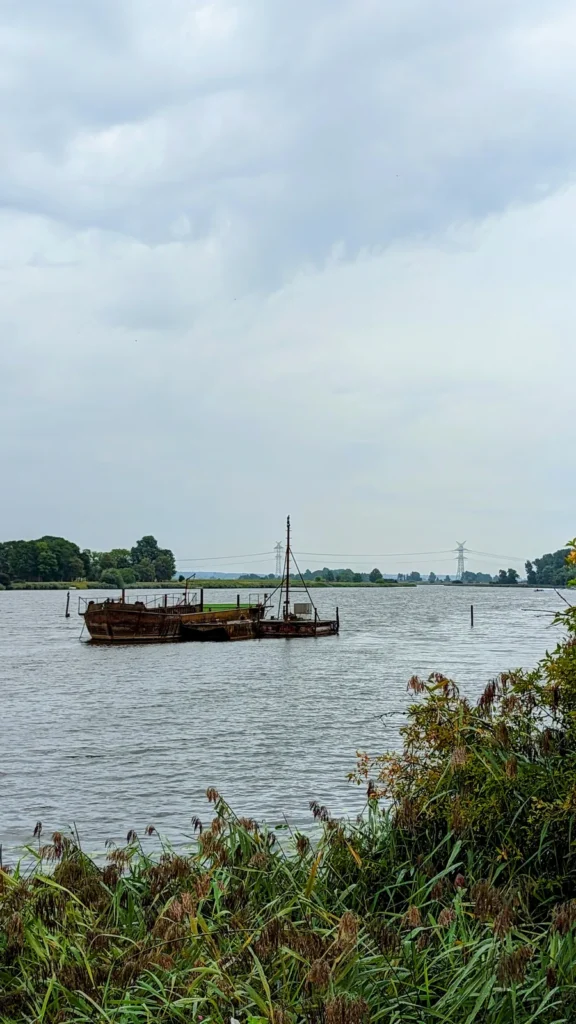Lastkahn mit Mast auf dem Wasser bei Friedrichstadt