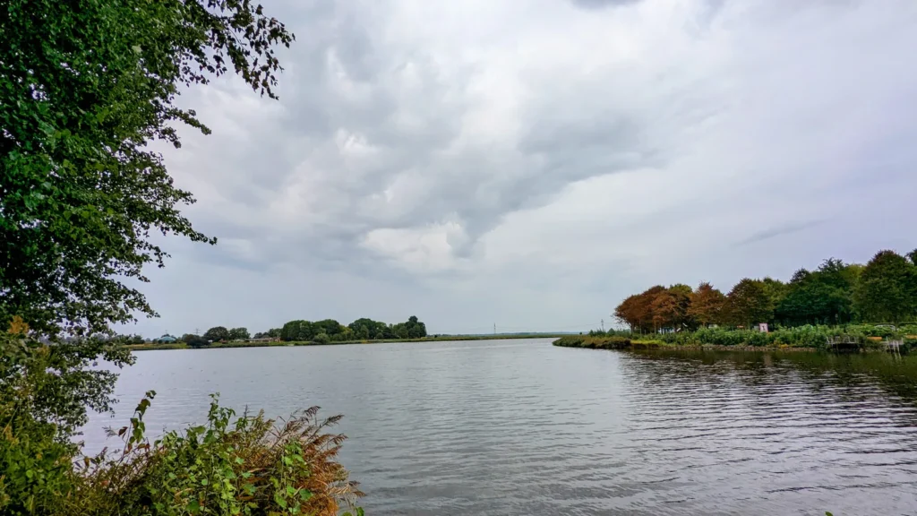 Fluss mit Bäumen am Ufer bei Friedrichstadt