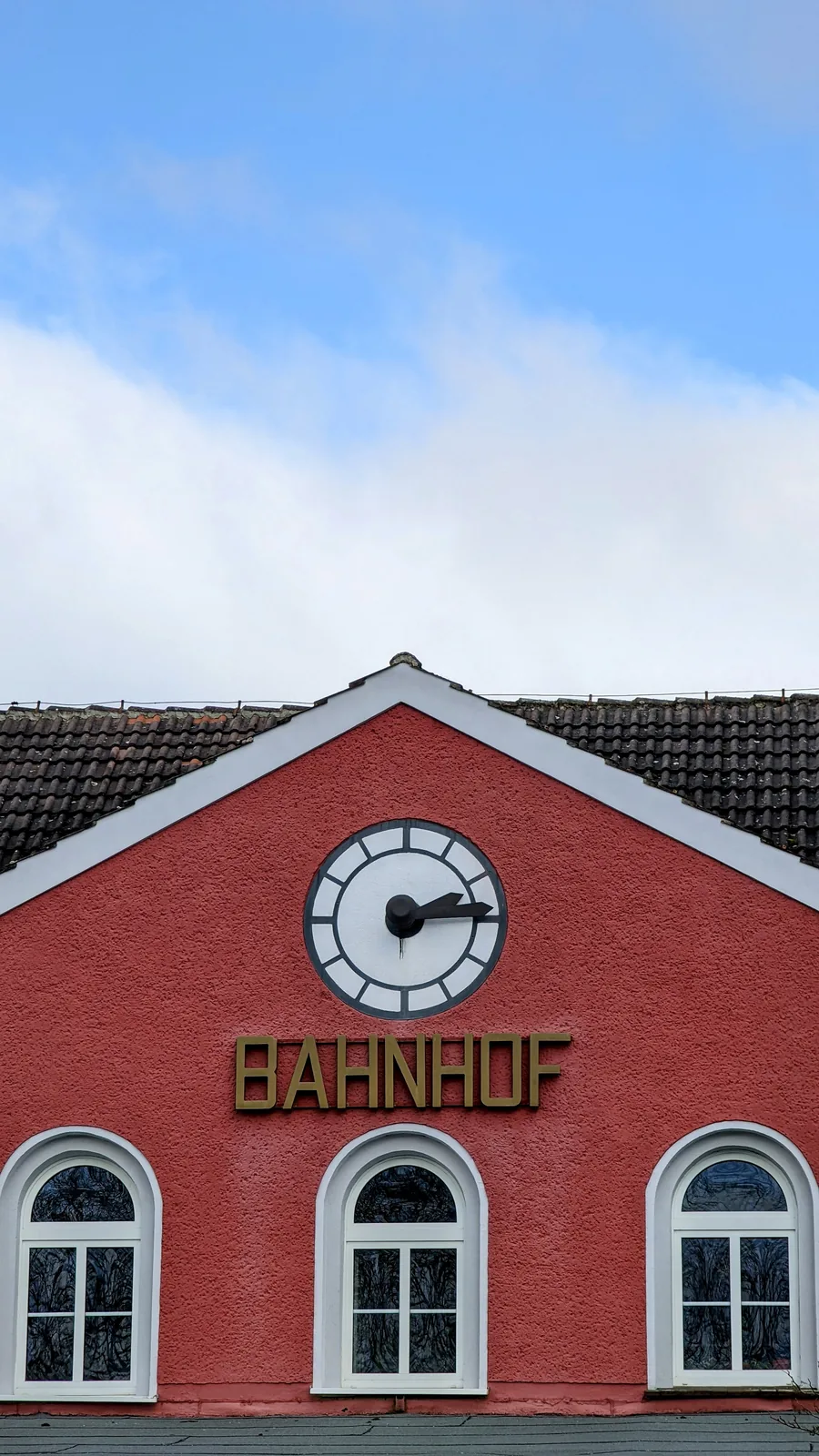 Rotes Empfangsgebäude des Bahnhofs Fürstenberg (Havel) mit Uhr