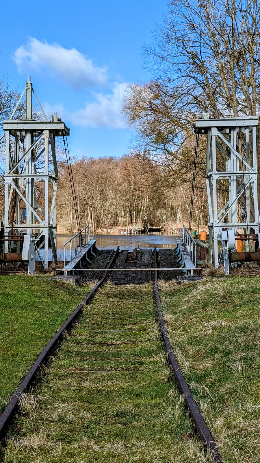 Gleisanlage und Hebegerüst der historischen Eisenbahnfähre in Fürstenberg