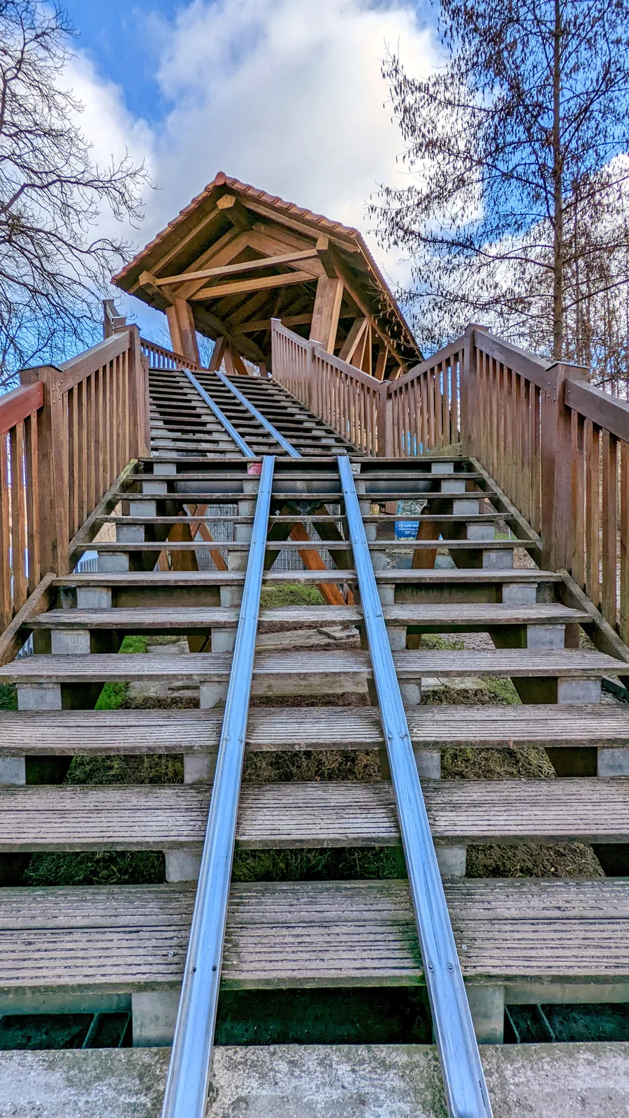 Überdachte Holzbrücke für Fußgänger*innen in Fürstenberg