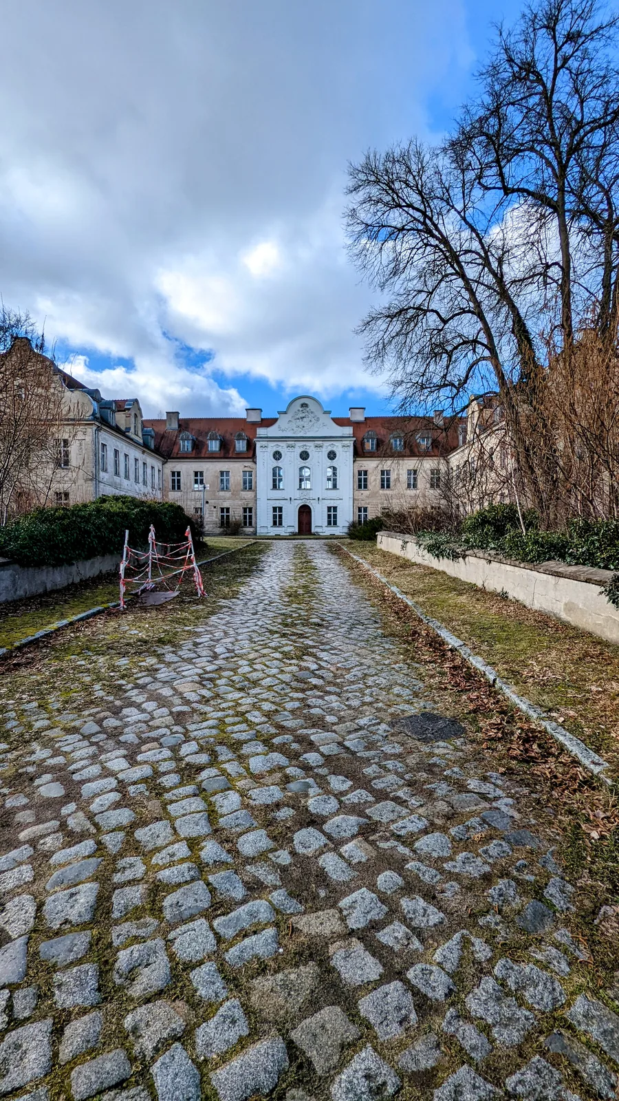 Barockes Schloss Fürstenberg mit gepflasterter Zufahrt