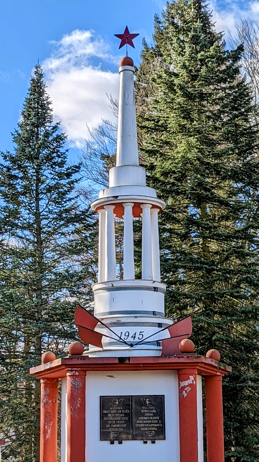 Obelisk mit rotem Stern auf dem sowjetischen Ehrenfriedhof in Fürstenberg