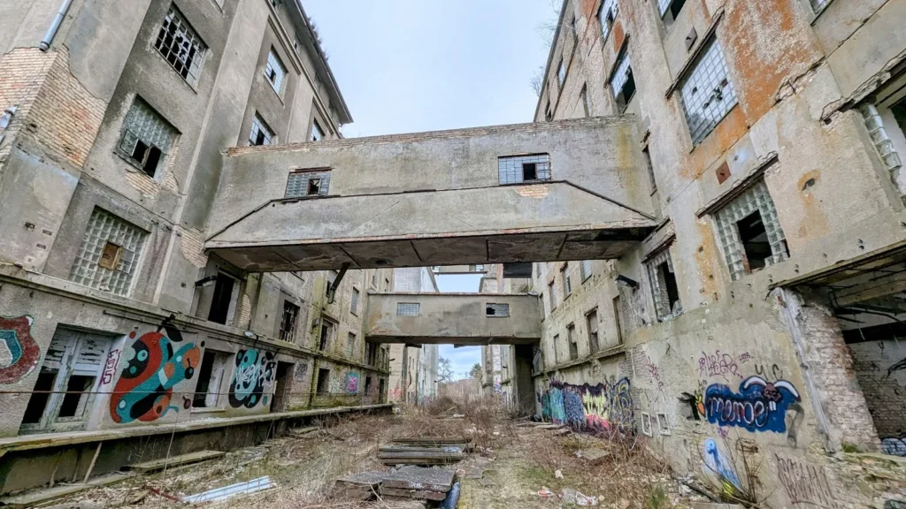 Brückengang zwischen zwei Gebäuden im Hof der ehemaligen Behrnschen Mühle in Fürstenberg/Havel