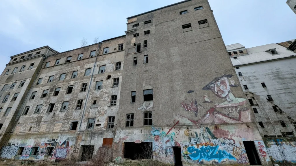 Mehrstöckige Industriefassade der ehemaligen Behrnschen Mühle in Fürstenberg/Havel mit Graffiti