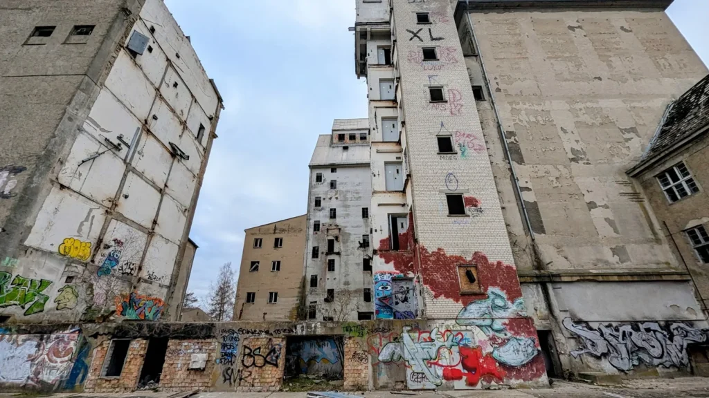 Hofseite der ehemaligen Behrnschen Mühle in Fürstenberg/Havel mit Graffiti am Sockel und einem hohen Turmgebäude