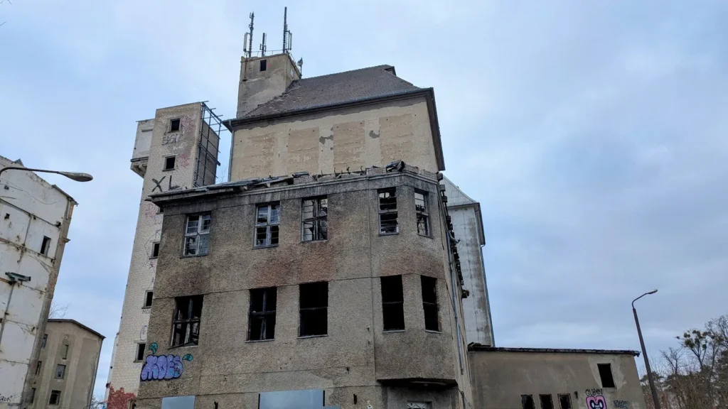 Turmartiges Gebäude mit Aufbauten und leeren Fensteröffnungen der ehemaligen Behrnschen Mühle in Fürstenberg/Havel