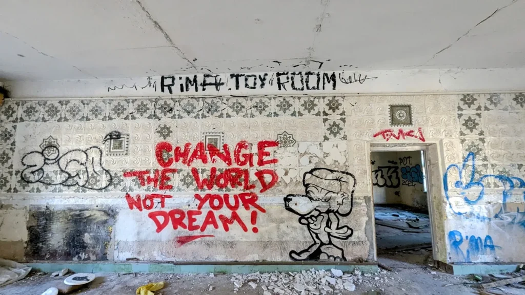 Graffiti mit dem Schriftzug Change the world not your dream in einem verfallenen Raum bei Fürstenberg/Havel