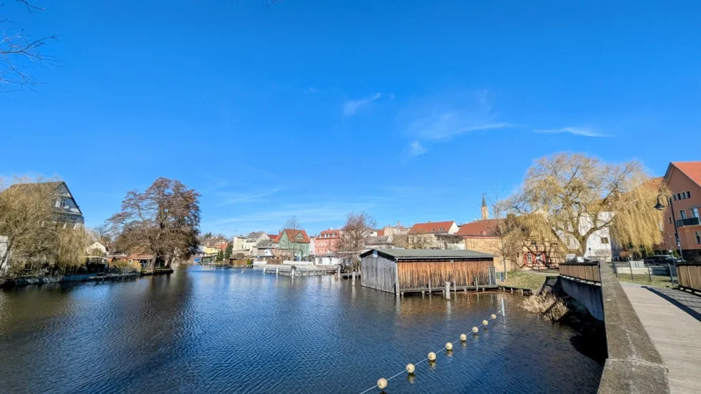 Havelarm mit Uferbebauung und Bootshäusern in der Altstadt von Fürstenberg/Havel