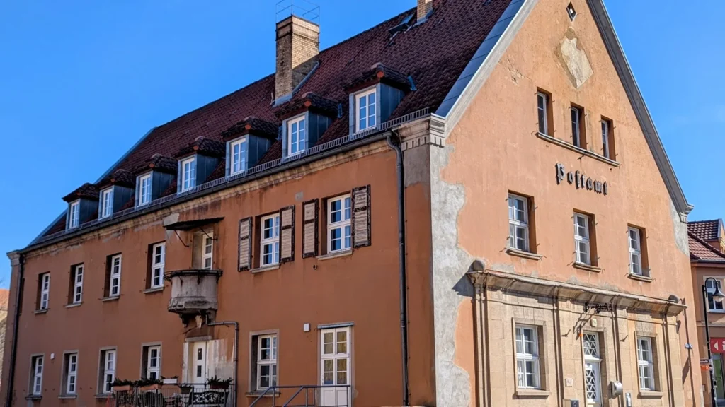 Historisches Postamt in der Bahnhofstraße in Fürstenberg/Havel mit dem Schriftzug Postamt am Giebel