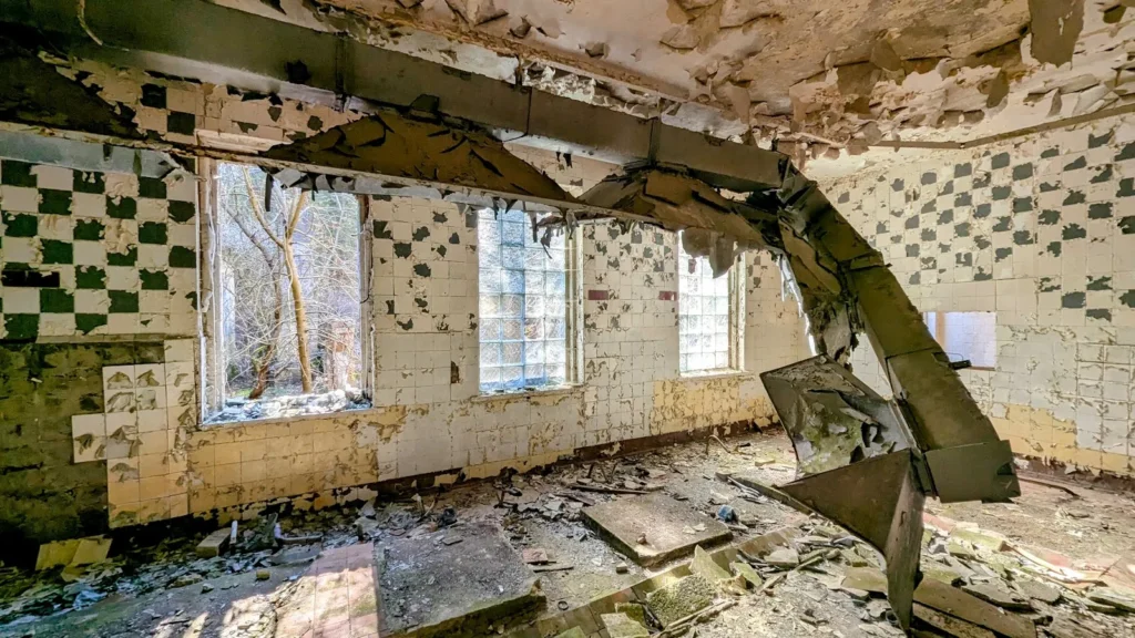 Verfallener Raum mit Fliesenresten an den Wänden in einer Ruine bei der Röblinseesiedlung in Fürstenberg/Havel